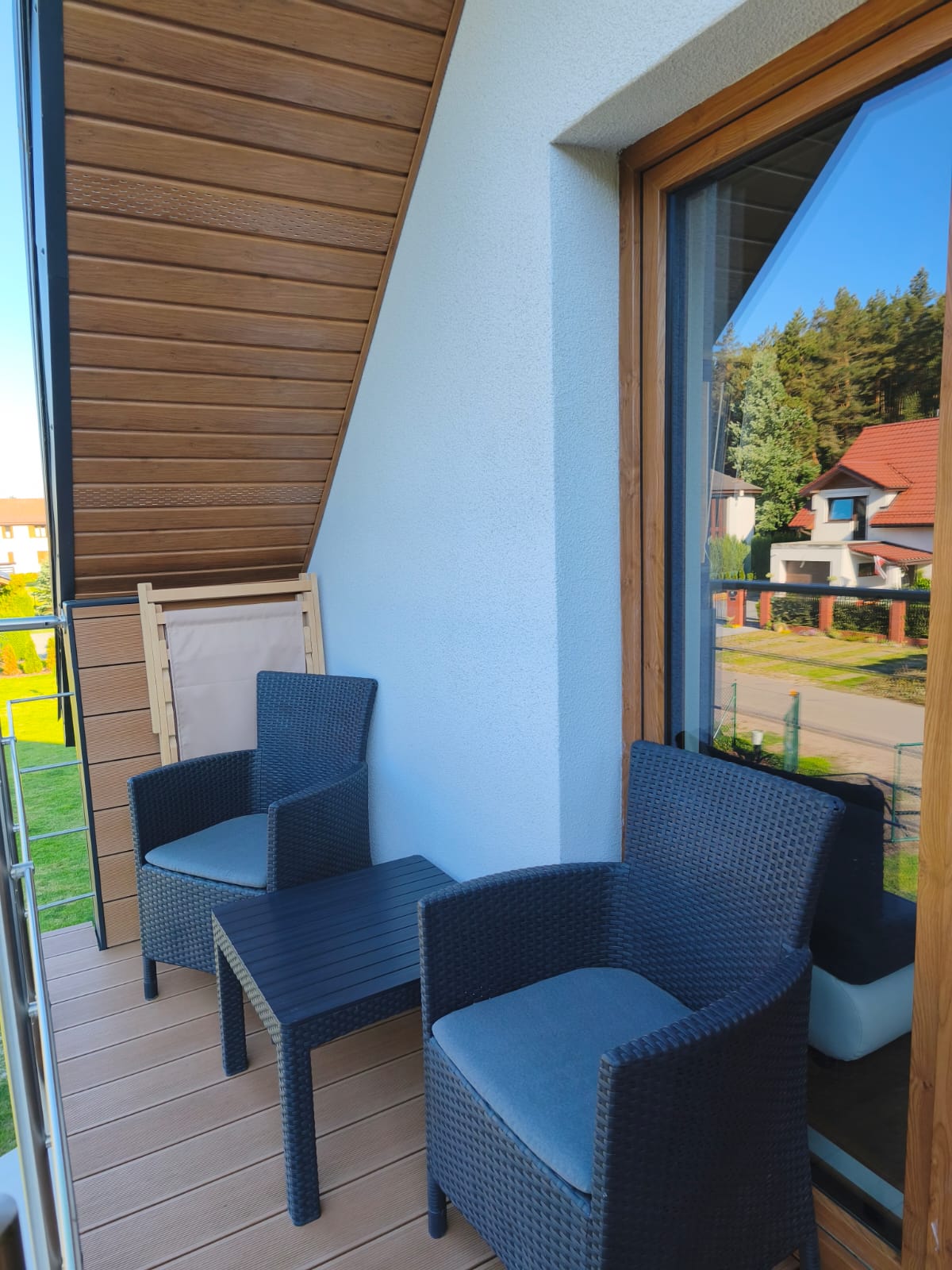 Apartament 4 — balkon z meblami wypoczynkowymi