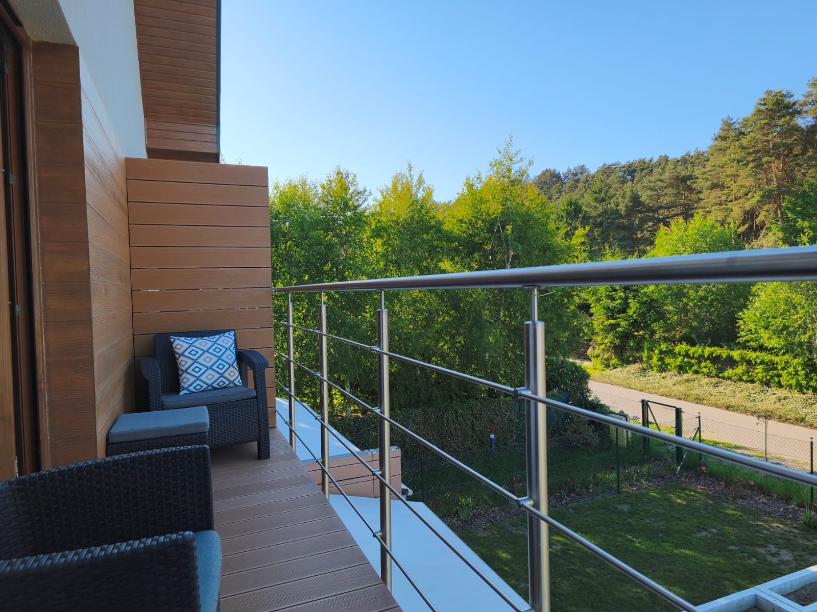 Apartament 4 — balkon z widokiem na las
