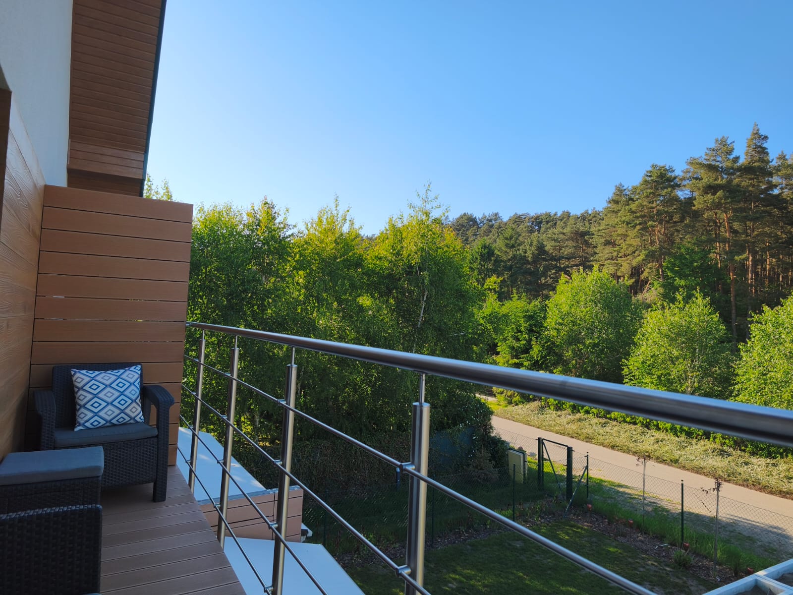 Apartament 4 — widok z balkonu na zieleń