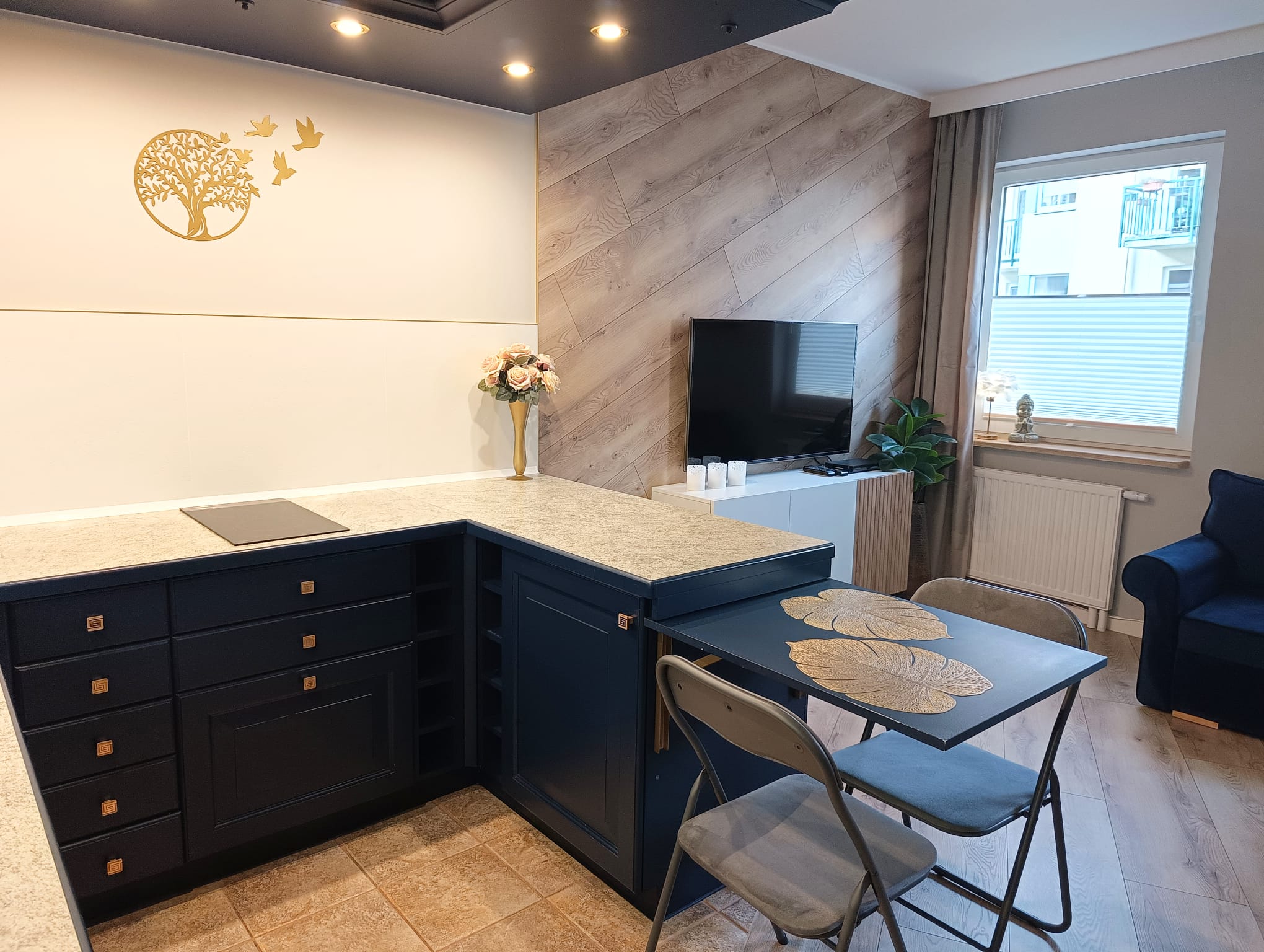 Salon apartamentu Aster Apart Sopot — część wypoczynkowa i jadalniana